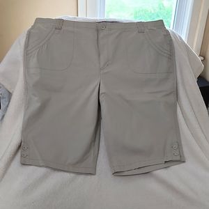 Gloria Vanderbilt Bermuda Shorts Size 24W Light Tan Color
